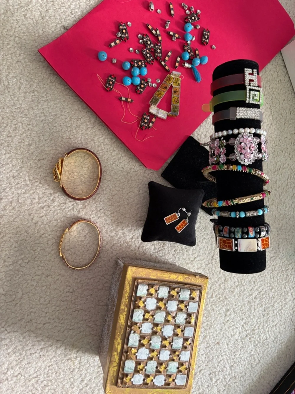 Lot/box Fashion Bracelets,bracelet/matching earrings & broken bracelet pieces - Picture 1 of 14
